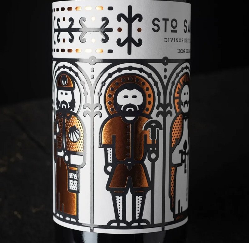 一款以僧侣为主题的酒外包装设计